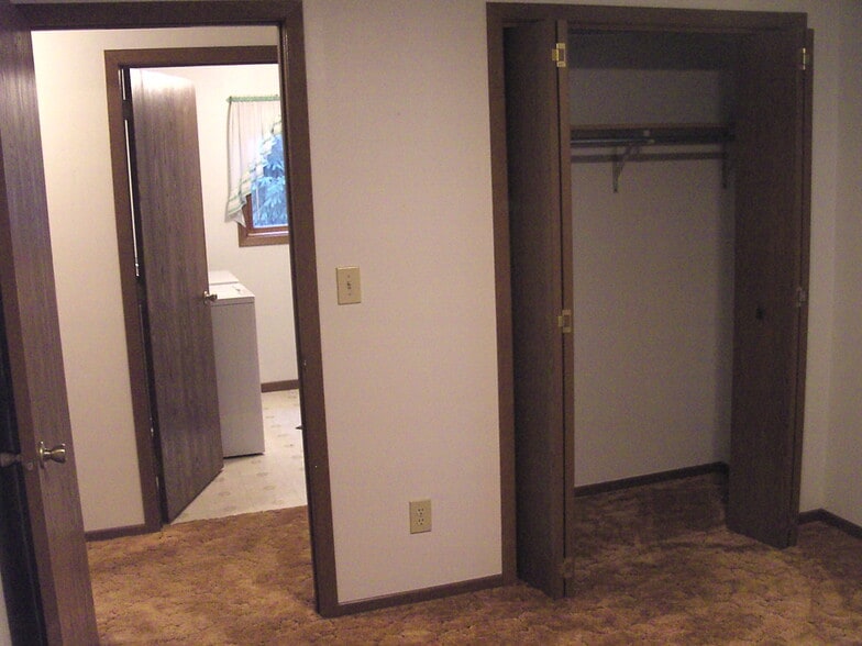 Building Photo - 513 Hollister Ave