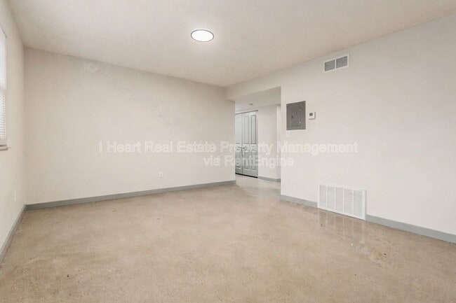 Building Photo - 2085 W Broad St