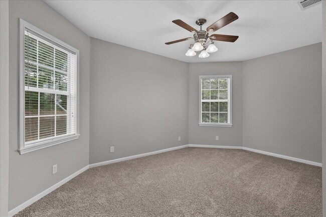 Building Photo - 401 Paradise Dr