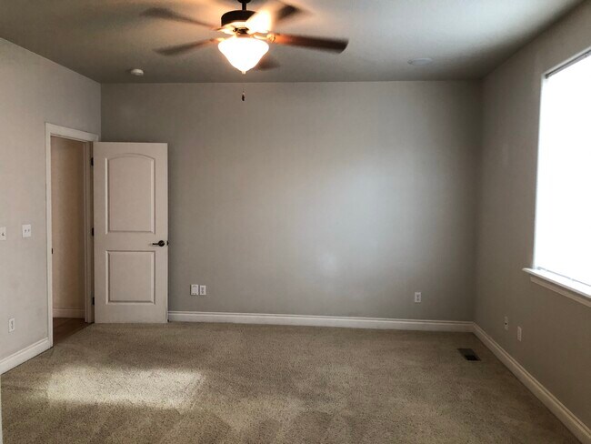 Building Photo - 813 Solano Cir