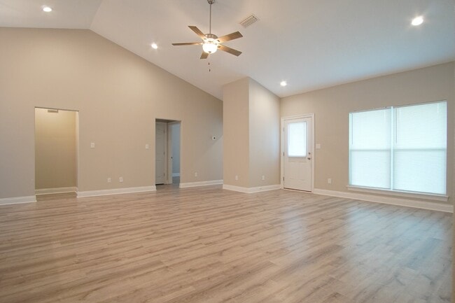 Building Photo - Beautiful Pet-Friendly 3BR/2BA Brick Townh...