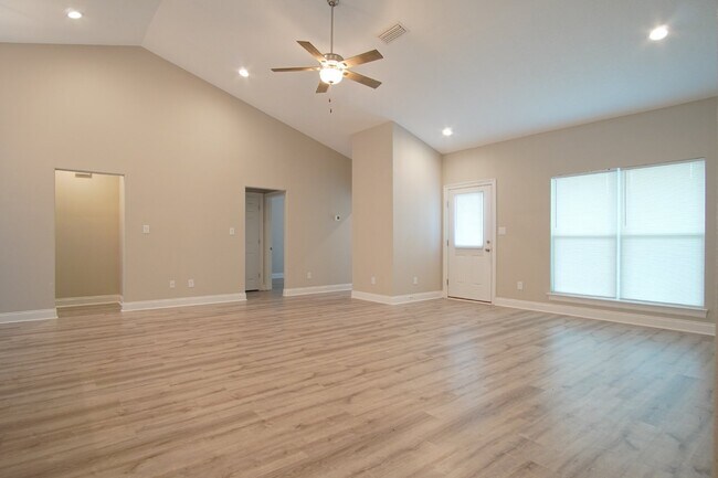 Building Photo - Gulf Breeze 3BR/2BA Townhome – Vaulted Cei...