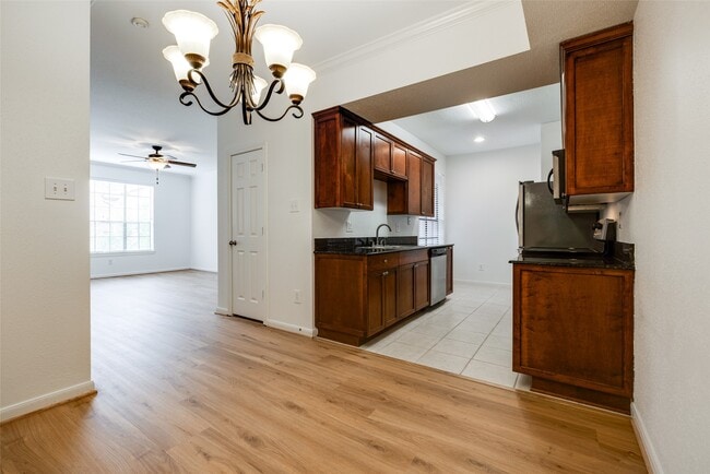 Building Photo - 2255 Braeswood Park Dr