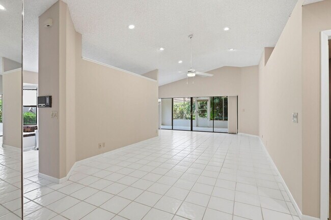 Building Photo - 6170 Bay Isles Dr