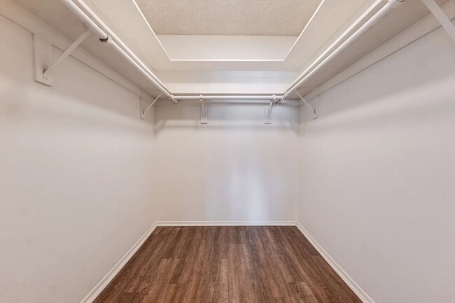 Building Photo - 540 E Hyde Park Pl