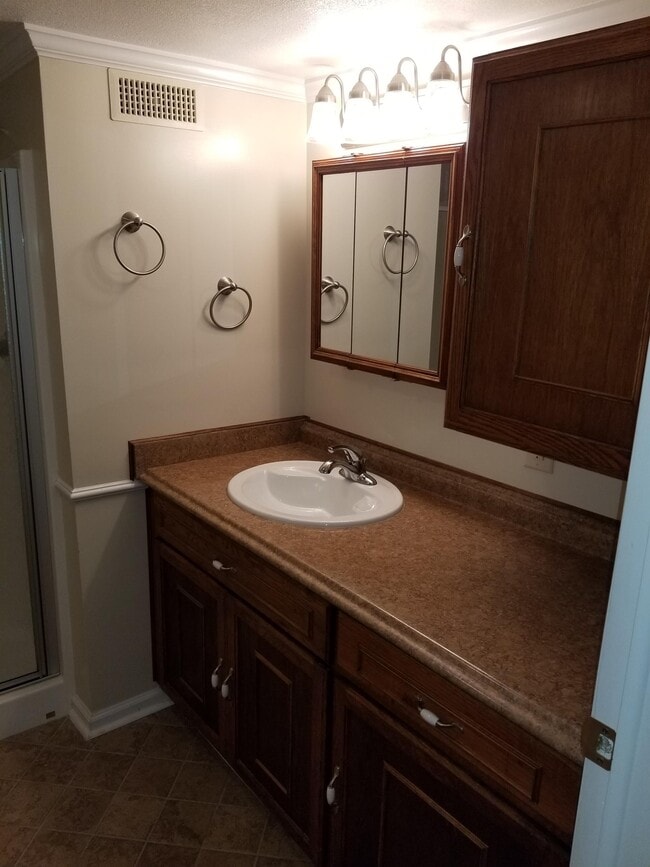 Building Photo - 1162 12 Oaks Cir