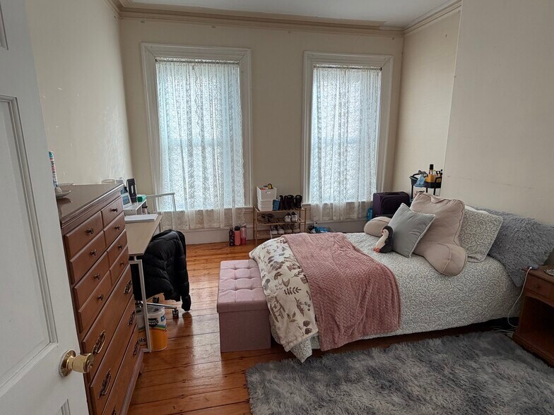 Building Photo - 227 Roxbury St