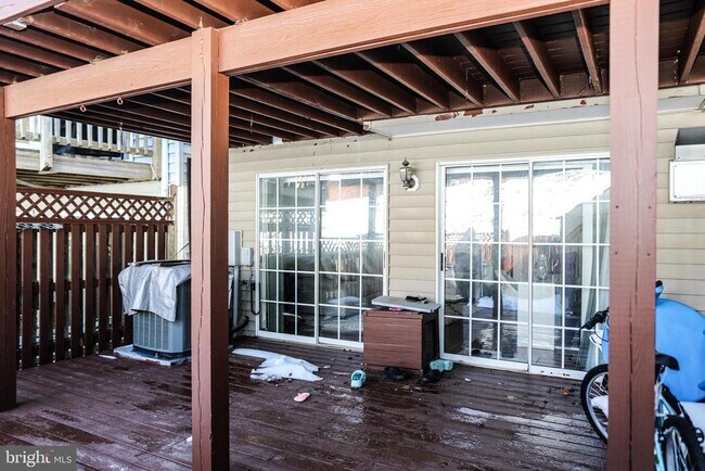 Building Photo - 3953 Hartlake St