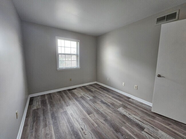 Building Photo - 3 Bedroom 1.5  bathroom End unit Townhouse near Bethlehem Catholic High School.