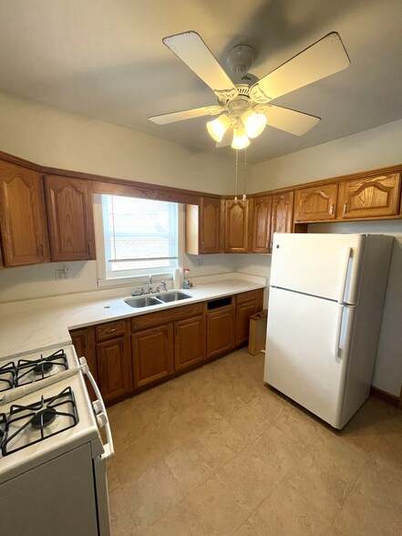 Building Photo - 2433 W Dakin St