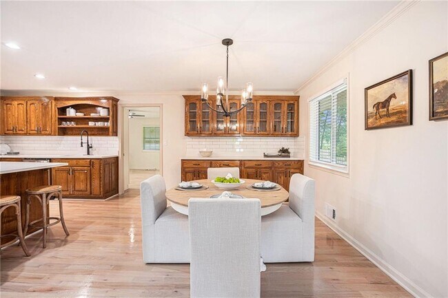 Building Photo - 1996 Briarwood Dr