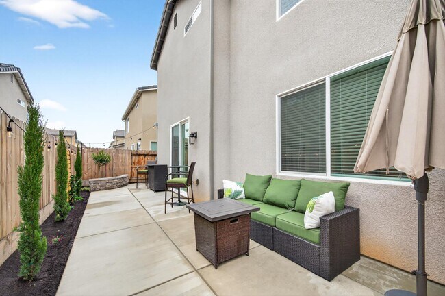 Building Photo - 317 Talus Wy S