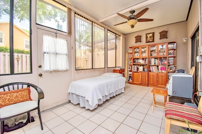 Building Photo - 6640 Thornhill Ct