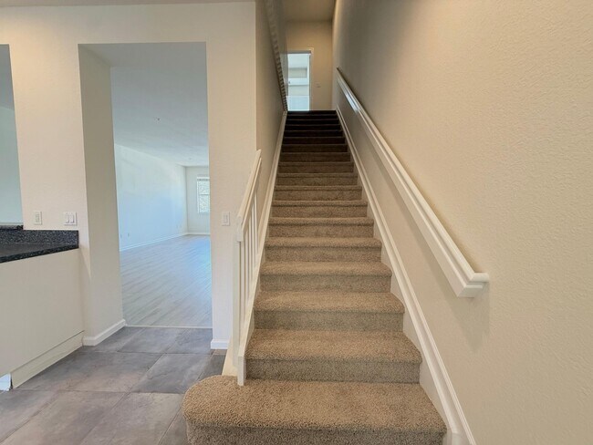 Building Photo - 425 Greenwich Cir