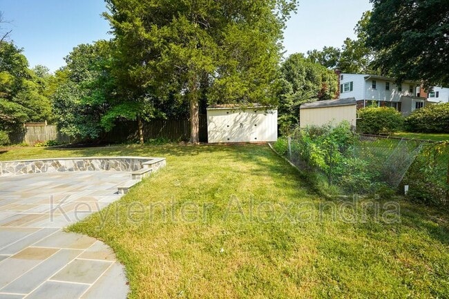 Building Photo - 906 Neal Dr
