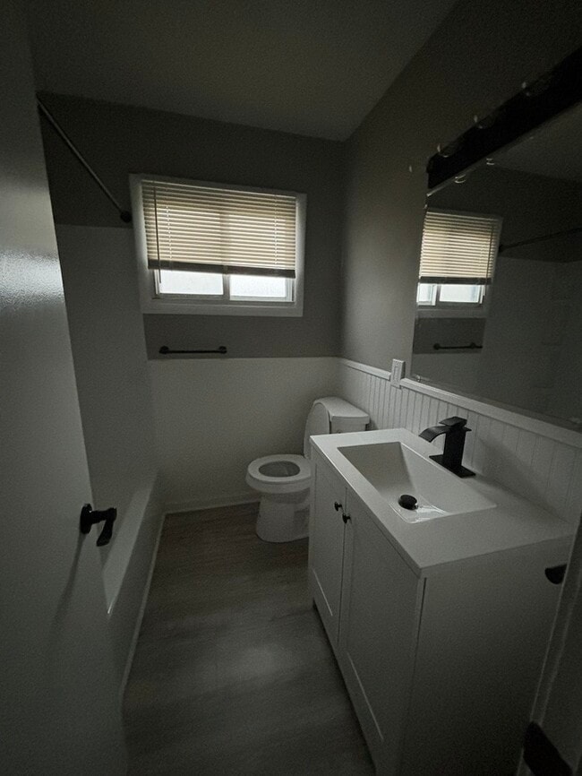 Building Photo - Charming 3-bedroom home is waiting for you!