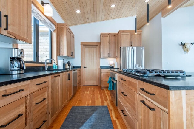 Building Photo - 3402 Alta Vista Dr