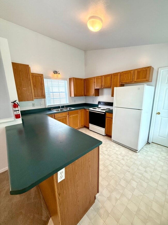 Building Photo - Price Reduction 3 Bedroom Available August...