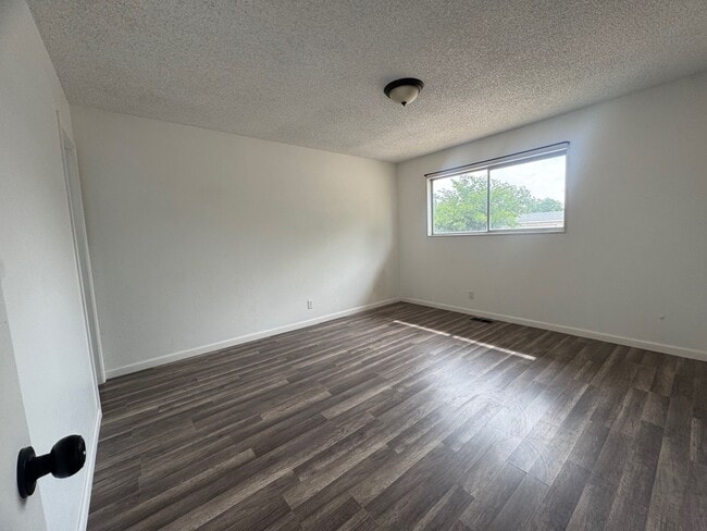 Building Photo - 1002 Av. Manana