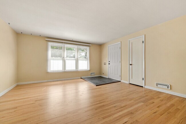 Building Photo - 2140 Robin Dr