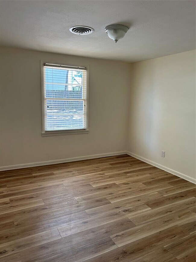 Building Photo - 2017 Karen Ave