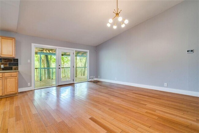 Building Photo - 3006 Lakeside Dr