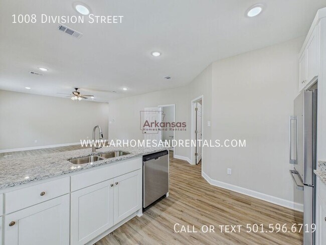 Building Photo - 1008 Division St