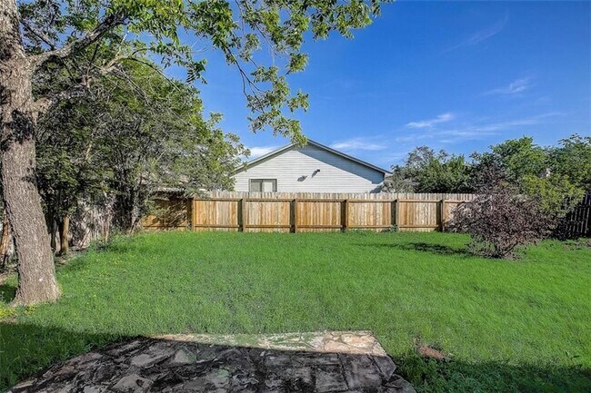 Building Photo - 605 Russet Valley Dr
