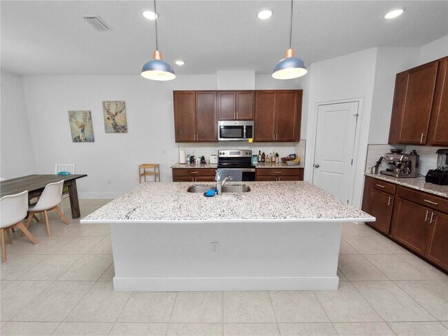 Building Photo - 6564 Great Bear Dr