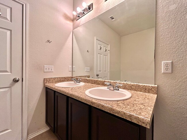 Building Photo - Charming 3/BR 2/BA  Home with Spacious Backyard