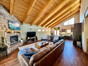 Building Photo - 966 Oak Ct