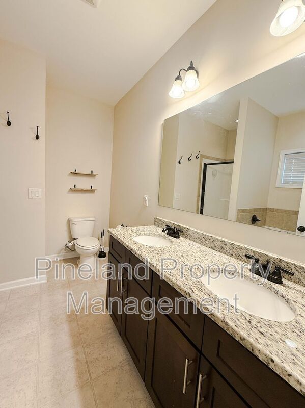 Building Photo - 728 Roanoke Dr