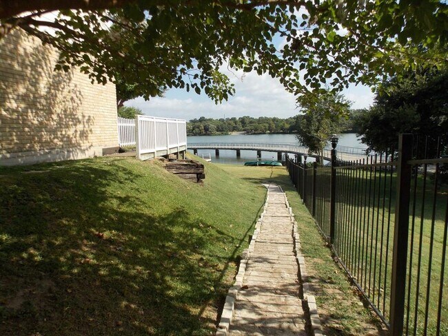 Building Photo - 1818 S Lakeshore Blvd