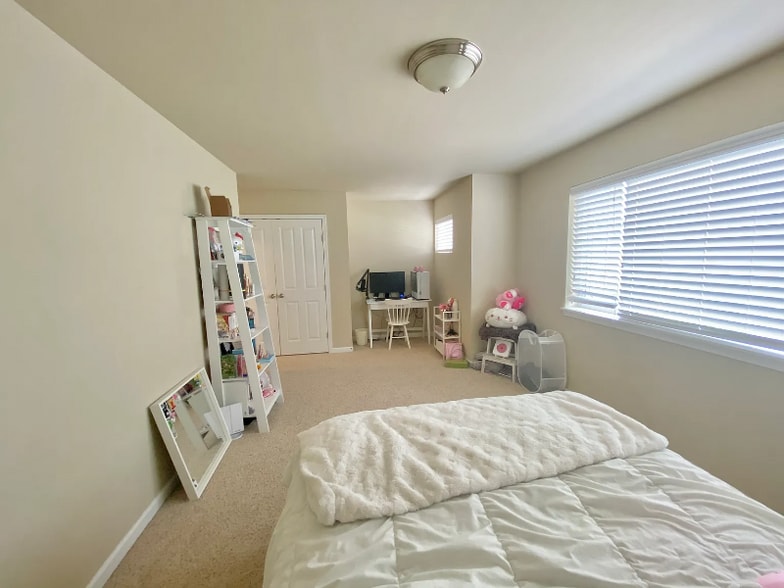 Building Photo - 4424 Edgewater Blvd NE