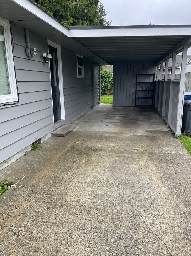 Building Photo - Completely Updated 2 Bdrm Home