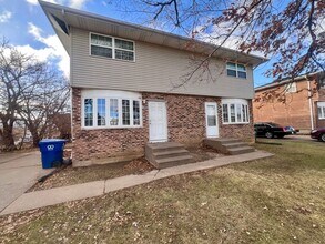 Building Photo - 2 Bedroom Duplex in Davenport