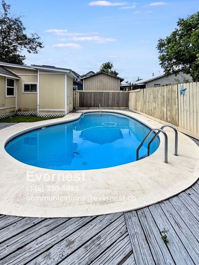 Building Photo - 3-Bedroom, 2-Bath Home with Pool and Conve...