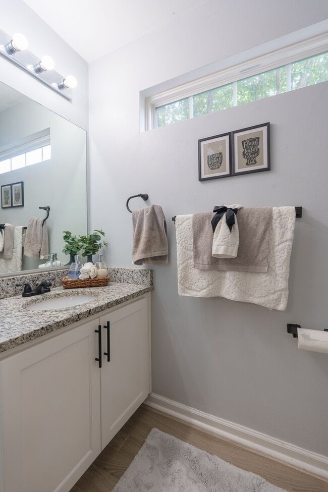 Building Photo - MOVE IN READY 3 Bedroom in the Heart of No...