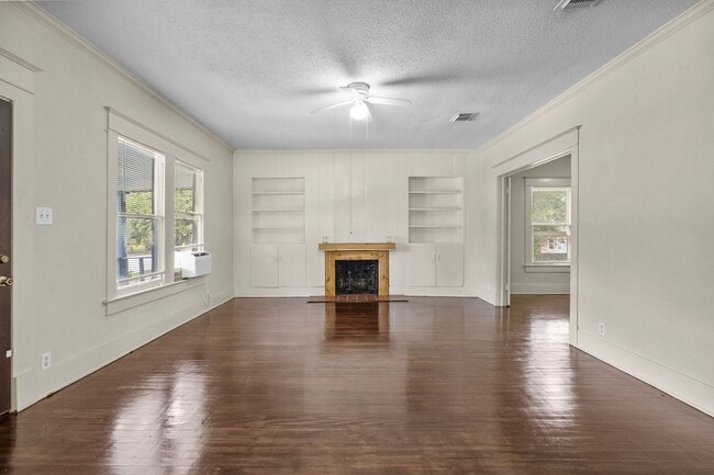 Building Photo - Charming 3 bedroom 1940's bungalow!