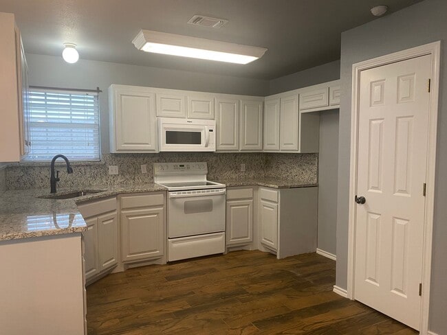 Building Photo - 150 Hunters Cir