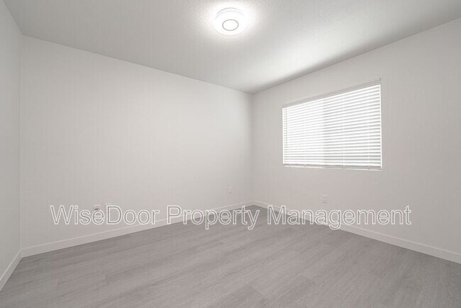 Building Photo - 609 W 4th Ave