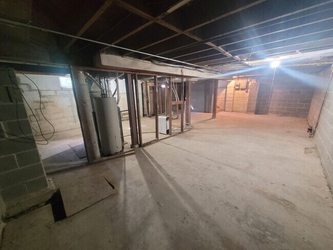 Building Photo - Recently Renovated 2 Bedroom, 1 Bathroom Home with Garage