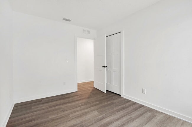 Building Photo - 980 W 9th St