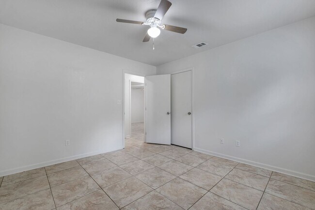 Building Photo - NW Tallahassee Duplex