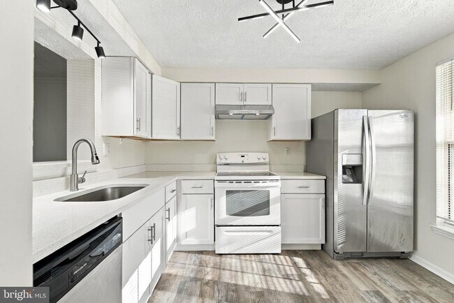Building Photo - 8 Victoria Manor Ct