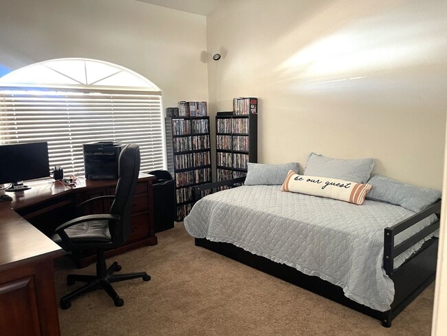 Building Photo - 3 bedroom 2 Bath Lakefront home in the des...