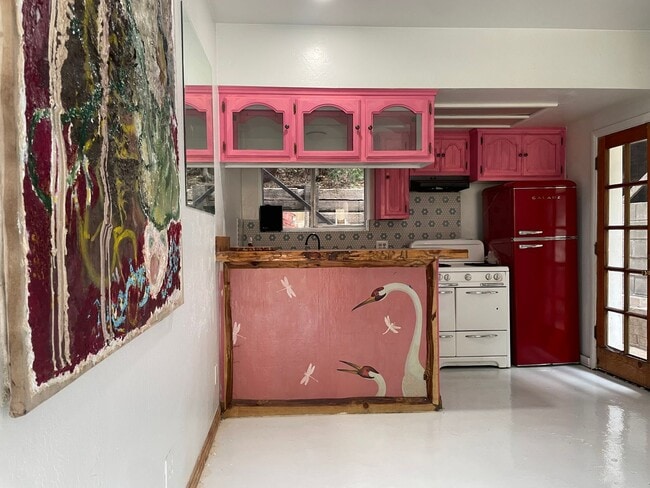 Building Photo - Adorable cottage!