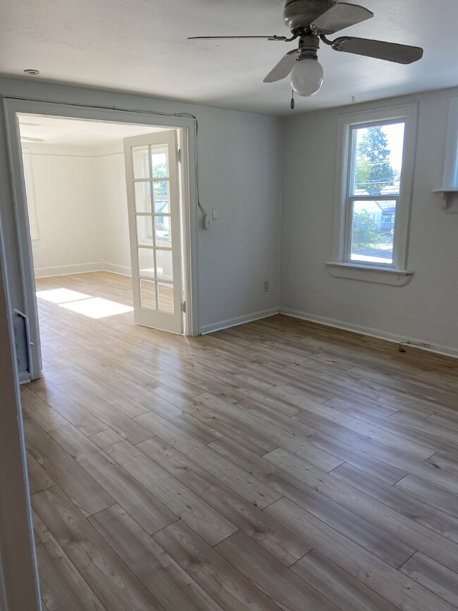 Building Photo - Spacious 3 bed 1 bath, bright & cheery apa...