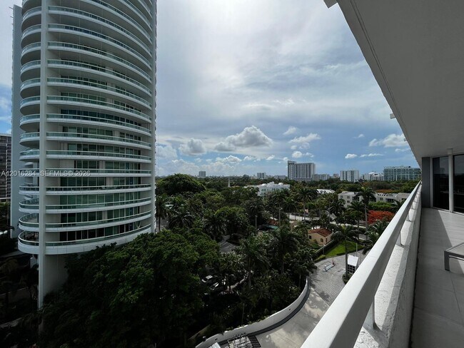 Building Photo - 1627 Brickell Ave