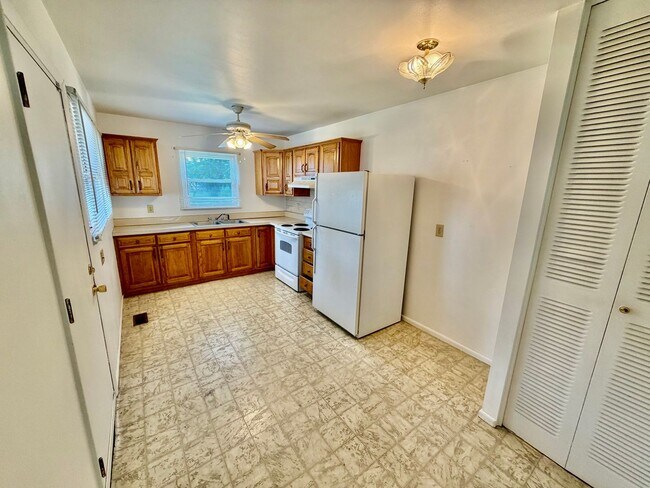 Building Photo - 3 Bedroom 1 Bathroom - Pictures Coming Soon!